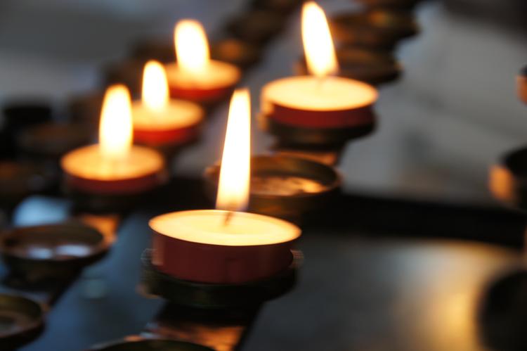 Kremace a posmrtný život: Filozofické a duchovní pohledy na pohřeb