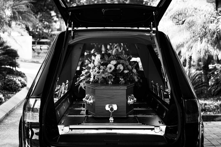 Kremace vs. pohřeb: Srovnání a porovnání kremace a tradičního pohřbu