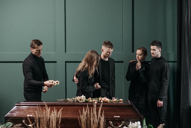 Kremace a proces truchlení: Vyrovnávání se se ztrátou a hledání útěchy